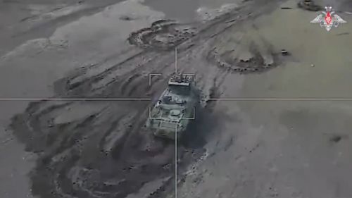 Zniszczenie pojazdu opancerzonego przez stosunkowo lekką głowicę bojową amunicji krążącej jest najbardziej prawdopodobne w przypadku trafienia w amunicję / Zdjęcie: MO FR
