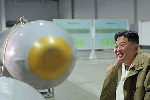 Przewodniczący Kim Dzong Un zapoznaje się ze strategicznym kompleksem podwodnym z głowicą jądrową Haeil / Zdjęcie: Twitter – KCNA