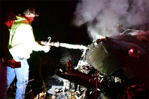 Dogaszanie pożaru szczątków jednego ze śmigłowców HH-60, które zderzyły się nad Kentucky / Zdjęcie: Twitter