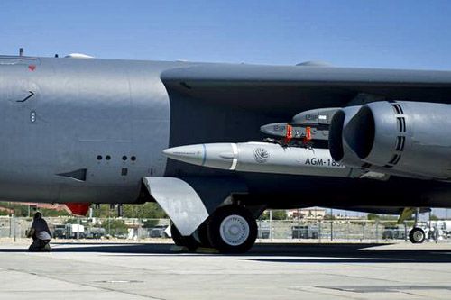 Przygotowanie prototypu pocisku AGM-183A do testu. Pocisk podwieszony jest pod skrzydłem bombowca B-52H. W 2021 wszystkie 3 testy zrealizowane w ramach programu ARRW zakończyły się niepowodzeniami / Zdjęcie: USAF