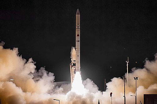Rakieta nośna Shavit-2 startuje z ośrodka kosmicznego Palmachim z satelitą obserwacyjnym Ofek 13 / Zdjęcie: IMD
