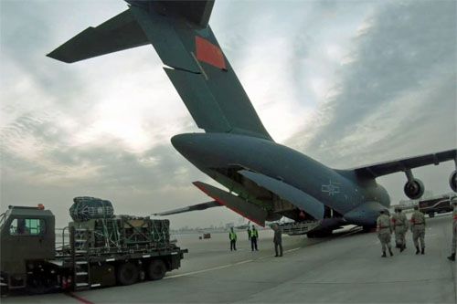 Ciężki samolot transportowy Xi’an Y-20B z rodzimymi silnikami WS-20 w czasie załadunku podczas ćwiczeń wojsk powietrznodesantowych / Zdjęcie: CCTV-7