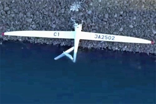 Wrak szybowca Promyk, który znaleziono na brzegu jeziora Yamba-Agatsuma. Widoczna rozbita kabina pilota i odłamane usterzenie / Zdjęcie: NHK