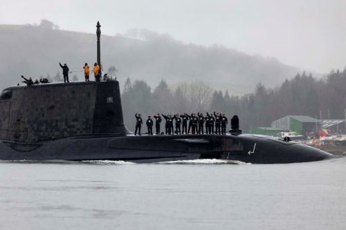 HMS Audacious podchodzący do Gare Loch w pobliżu Glasgow w południowo-zachodniej Szkocji / Zdjęcie: Royal Navy