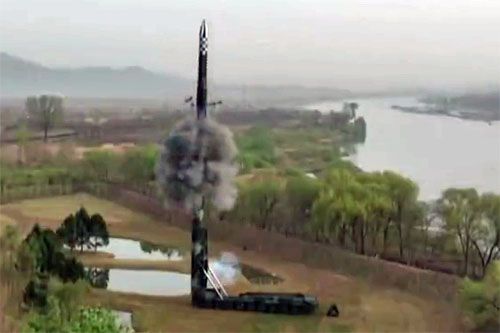 Strategiczna rakieta balistyczna Hwasong-18 startuje do lotu testowego. Zastosowano tzw. miękki start, w którym główny silnik jest uruchamiany dopiero po opuszczeniu przez rakietę zasobnika. Test odbył się w jednej z rezydencji północnokoreańskiego lidera, Kim Dzong Una, na wschód od Pjongjangu, w której znajduje się prywatne pole golfowe / Zdjęcie: Twitter – NK News