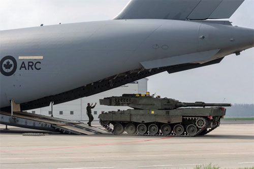 Jeden z kanadyjskich czołgów Leopard 2 przekazanych Ukrainie, ładowany na pokład samolotu transportowego C-17A (CC177) / Zdjęcie: Twitter – Anita Anand