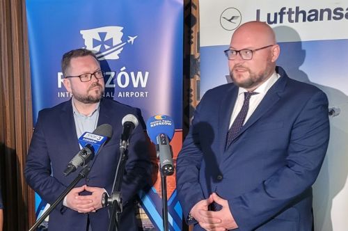 Załogę i pasażerów inauguracyjnego lotu Lufthansy z Monachium do Rzeszowa przywitali wiceprezes portu lotniczego Rzeszów-Jasionka Michał Tabisz (z lewej) i dyrektor generalny grupy Lufthansa na Polskę i Republikę Czeską René Koinzack / Zdjęcia: Maciej Terpiński – port lotniczy Rzeszów-Jasionka i Dariusz Karnas