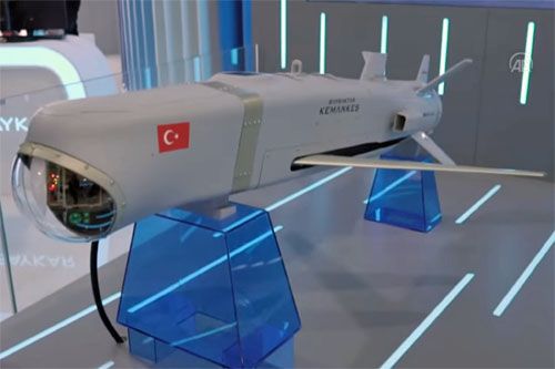 Mały pocisk samosterujący Kemankes prezentowany podczas wystawy Teknofest 2023 w Stambule / Zdjęcie: Twitter