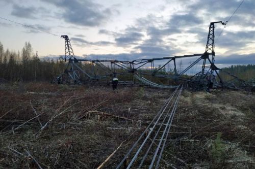 Maszt linii energetycznej wysadzony w powietrze na terenie osady Susaninski w rejonie Gatczinskim w obwodzie leningradzkim / Zdjęcie: Telegram – Aleksandr Drozdienko