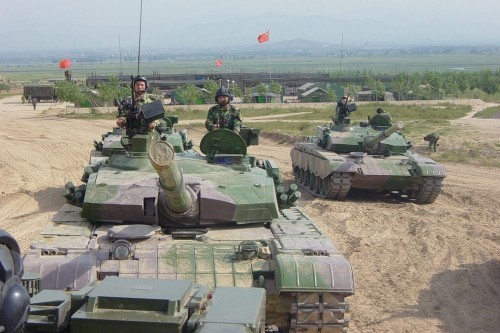 </span>Chińskie siły zbrojne są pierwszymi na świecie pod względem liczebności (2,3 mln w czasie pokoju). Mają także najliczniejsze wojska lądowe. Zwiększa się liczba nowoczesnego sprzętu - na zdjęciu czołgi typu 99 - choć ciągle, szczególnie w lotnictwie, widoczna jest luka technologiczna, w porównaniu do najbardziej zaawansowanych państw świata