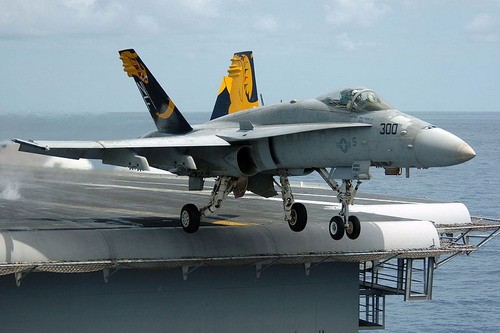 F/A-18C, startujący z lotniskowca USS Kitty Hawk. Samoloty tego typu mają za sobą nawet ćwierć wieku służby / Zdjęcie: US Navy
