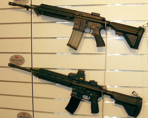 </span>Karabinki  automatyczne HK416D165RS prezentowane w Paryżu. Zwracają uwagę różne  magazynki - w zawieszonym wyżej zastosowano prototyp magazynka z  półprzezroczystego tworzywa sztucznego, w niższym standardowy,  stalowy