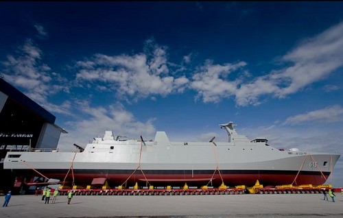 Proces transportu okrętu o masie 2000 t z hangaru konstrukcyjnego na platformę do wodowania trwał kilka godzin. Za to przedsięwzięcie odpowiadała specjalistyczna spółka Mammoet / Zdjęcie: DSNS
