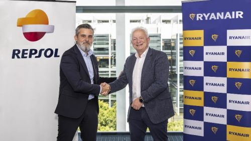 Protokół ustaleń w sprawie dostaw biopaliwa na lotniskach w Hiszpanii i Portugalii podpisali prezes Ryanair DAC Eddie Wilson i dyrektor zarządzający Repsol Valero Marin (z lewej) / Zdjęcie: Repsol 