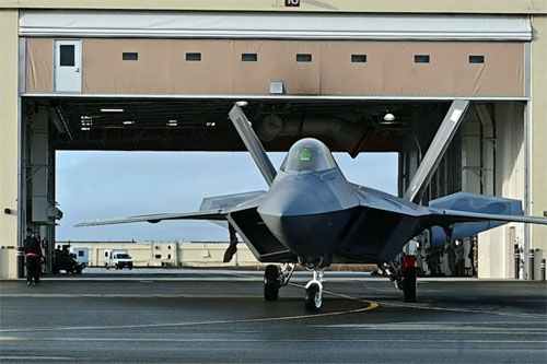 Odrestaurowany F-22A kołuje do pierwszego lotu po naprawie, Joint Base Elmendorf-Richardson, 4 maja 2023 / Zdjęcie: USAF