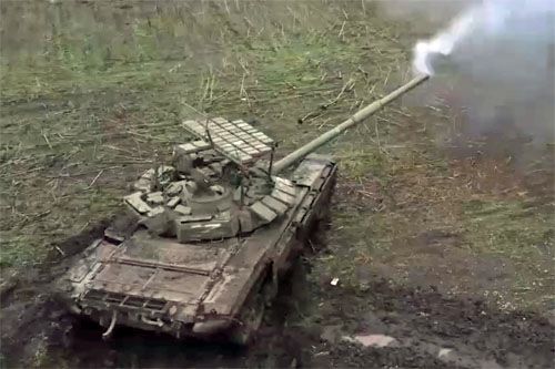Rosyjski czołg T-72B3 prowadzący ogień w kierunku celu wskazywanego przez bezzałogowiec rozpoznawczy. Dobrze widoczna osłona z pancerzem reaktywnym. Znajduje się ona jedynie nad przednią połową wieży, by nie utrudniać otwierania włazów załogi / Zdjęcie: via MO FR