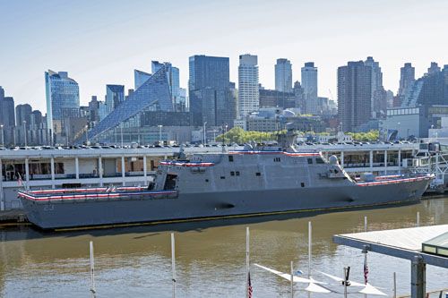 Littoral Combat Ship USS Cooperstown na tle wieżowców Nowego Jorku / Zdjęcie: US Navy