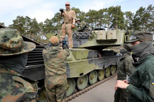 Ministrom zaprezentowano podstawowe czynności obsługowe przy Leopardzie 1A5, w tym zakładanie gąsienicy i czyszczenie lufy armaty / Zdjęcie: Bundeswehr