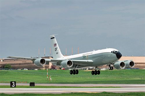 Samolot obserwacyjny WC-135R ląduje w Offutt AFB / Zdjęcie: USAF