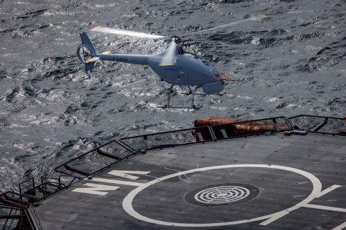 Bsl VSR700 ląduje na helipadzie statku pływającego w pobliżu wybrzeży Bretanii / Zdjęcie: Airbus Helicopters