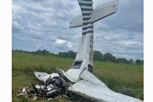 Wrak samolotu Cessna Skylane, który rozbił się w Parku Narodowym Nyerere w Tanzanii / Zdjęcie: Twitter