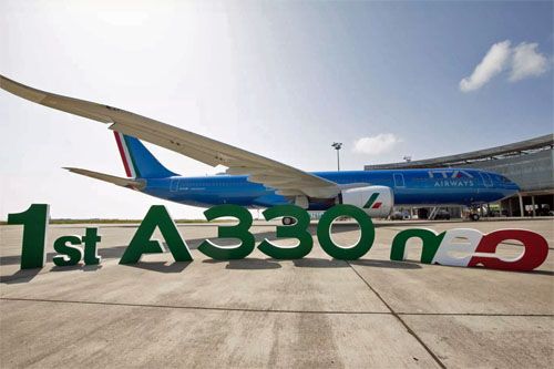 ITA Airways odebrały swój pierwszy samolot A330-900, wydzierżawiony od Air Lease Corporation (ALC), podczas uroczystości, która odbyła się wczoraj, 26 maja 2023 w Tuluzie. Nowy samolot ma dołączyć do floty przewoźnika w czerwcu, aby obsługiwać trasy długodystansowe i nowe połączenia międzykontynentalne / Zdjęcie: Airbus