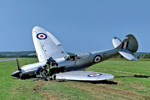 Rozbity na lotnisku Hildesheim w Niemczech samolot myśliwski Supermarine Spitfire FR Mk.XVIIIe / Zdjęcie: Polizei Hildesheim