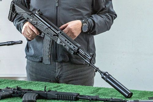 Karabinek szturmowy kal. 5,45 mm AK-12 modelu 2023. Dobrze widoczne zmiany, które różnią go od poprzedniej wersji / Zdjęcie: Koncern Kałasznikow