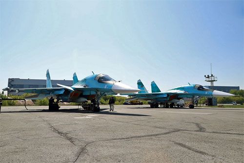 Dwa bombowce frontowe Su-34M na lotnisku w Nowosybirsku w czasie ceremonii przekazania WKS FR, 1 czerwca 2023 / Zdjęcie: OAK