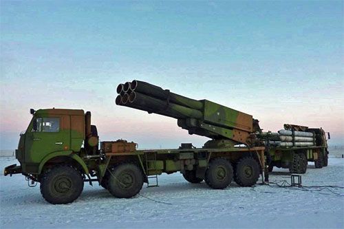 Pojazd bojowy 9A52-4 systemu rakietowego 9K58-4 Kama z wyrzutnią 300 mm MZ-196 i pojazdem transportowo-ładunkowym 9T234-4, umieszczony na podwoziu KamAZ-63501 (8x8), podczas testów fabrycznych w 2010 / Zdjęcie: SKB Motowilichinskije Zawody