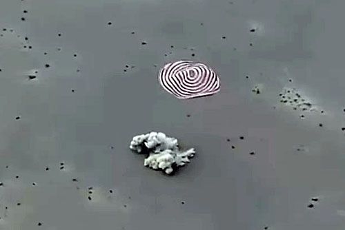 Kapsuła powrotna Shenzhou-15 tuż po wylądowaniu na Ziemi / Zdjęcie: via CCTV