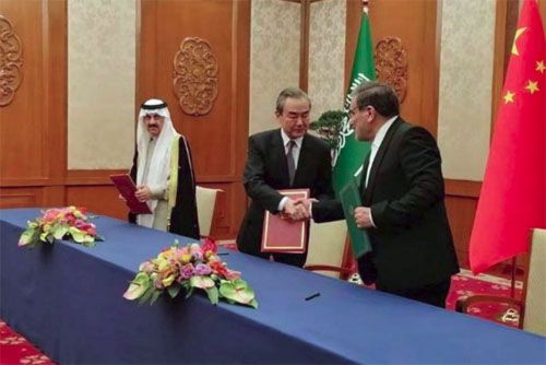 Podpisanie w Pekinie przez Iran i Arabię Saudyjską umowy umożliwiającej przywrócenie między nimi stosunków dyplomatycznych było wielkim sukcesem Chin, a jednocześnie porażką USA, które od lat dominowały nad Zatoką Perską / Zdjęcie: MSZ ChRL