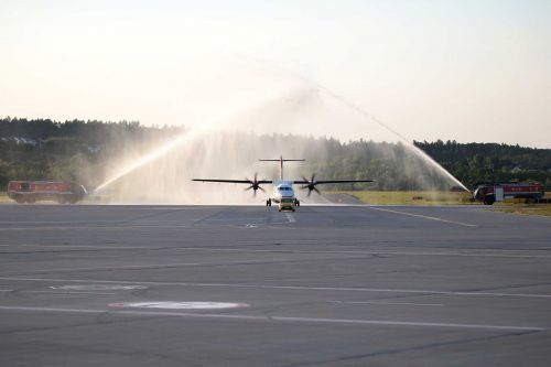 Pierwszy regularny rejs z Belgradu do Krakowa wykonał należący do Air Serbia ATR 72-600 (YU-ALX), który został powitany tradycyjnym salutem wodnym, natomiast załoga otrzymała okolicznościowy tort / Zdjęcia: Marcin Sigmund