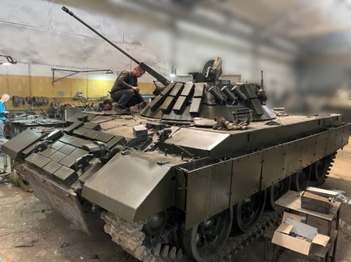 Kadłub T-62 został dopancerzony i wyposażony w stożkową wieżę z armatą automatyczną kal. 30 mm / Zdjęcie: Twitter