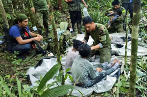 Żołnierze i lokalni ochotnicy udzielają pierwszej pomocy dzieciom odnalezionym w kolumbijskiej dżungli 40 dni po katastrofie samolotu, którą udało im się przeżyć / Zdjęcie: Twitter