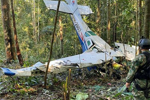 Wrak samolotu Cessna 206, który rozbił się 1 maja 2023, odnaleziony 2 tygodnie po katastrofie, w której zginęli piloci i matka uratowanych dzieci / Zdjęcie: Twitter