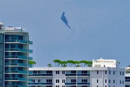Bombowiec strategiczny B-2A w niskim przelocie nad apartamentowcami Miami / Zdjęcie: Twitter – ilove_aviation