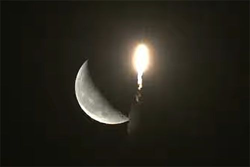 Rakieta nośna SpaceX Falcon 9 przelatuje na tle Księżyca po starcie z ośrodka kosmicznego na Florydzie / Zdjęcie: SpaceX