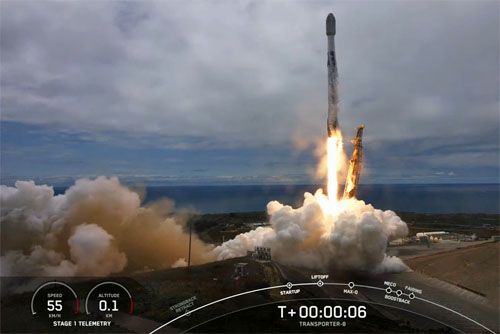 Rakieta nośna SpaceX Falcon 9 startuje do misji Transporter-8 / Zdjęcie: SpaceX