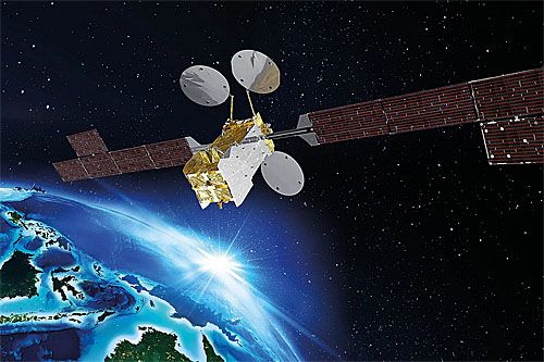 Wizja Satria-1 na orbicie wokółziemskiej. Satelita jest oparty na całkowicie elektrycznej platformie Spacebus NEO produkowanej przez Thales Alenia Space. Jest wyposażony w procesor cyfrowy piątej generacji / Ilustracja: Thales Alenia Space