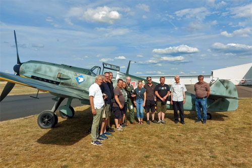 Zespół, który uczestniczył w odnowieniu BF 109E po udanym oblocie. Mężczyzna z siwym wąsem w środku to pilot Charlie Brown / Zdjęcie: Facebook – Clari Sari