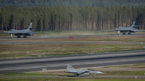 Amerykańskie bombowce B-1B Lancer miały współpracować ze szwedzkimi samolotami wielozadaniowymi JAS 39 Gripen / Zdjęcie: Flygvapnet