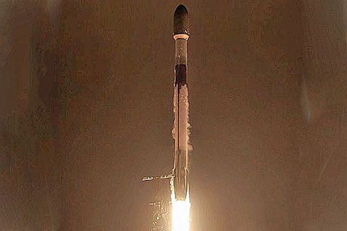 Rakieta nośna Falcon 9v1.2FT Block 5 z satelitami konstelacji Starlink v1.5 GEN 2 grupy 5-07 startuje z wyrzutni w bazie Vandenberg / Zdjęcie: SpaceX