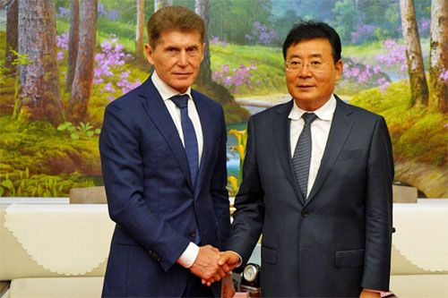 Gubernator rosyjskiego Kraju Nadmorskiego Oleg Kożemiako i szef chińskiej Prefektury Autonomicznej Yanbian-Korean Hu Jiafu / Zdjęcie: Gubernator Kraju Nadmorskiego