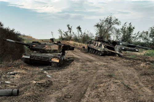 Czołgi Leopard 2A6 i bwp M2 Bradley z rozgromionej przez Rosjan kolumny WSU próbującej atakować na kierunku oriechowskim. Ukraińskie pojazdy po opuszczeniu zamaskowanych kryjówek stały się łatwym celem dla rosyjskich bezzałogowców, lotnictwa i artylerii / Zdjęcie: Twitter – MWBlood