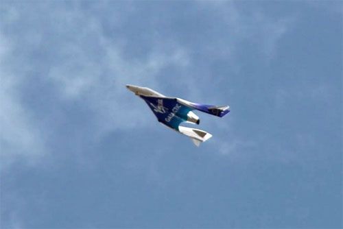 Pojazd SpaceShipTwo po powrocie z lotu suborbitalnego podchodzi do lądowania w Spaceport America w Nowym Meksyku / Zdjęcie: Virgin Galactic