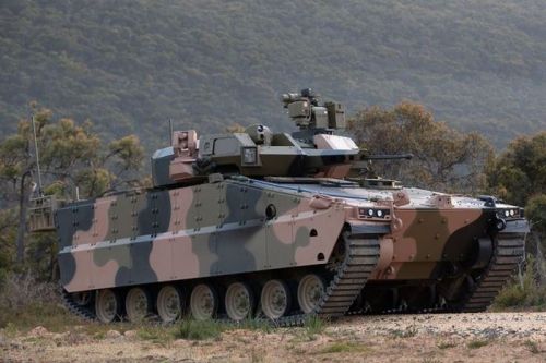 Pierwotnie Australijczycy zamierzali pozyskać 450 pojazdów opancerzonych, w tym bwp. Na podstawie Strategicznego Przeglądu Obronnego skalę zamówienia zredukowano do jedynie 136 / Zdjęcie: Hanwha Defense