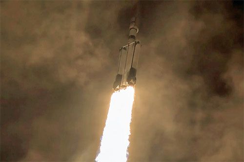 Rakieta nośna SpaceX Falcon Heavy startuje z satelitą Jupiter-3 z Cape Canaveral na Florydzie / Zdjęcie: SpaceX