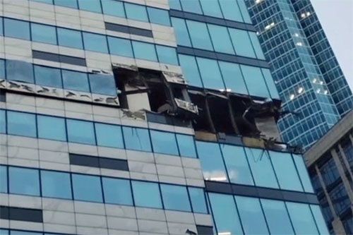 Uszkodzenia fasady biurowca w Moskwa-City po ataku ukraińskiego bsl / Zdjęcie: kuban24