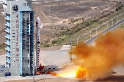Rakieta nośna CZ-4C startuje z ośrodka Jiuquan z satelitą Feng Yun 3F / Zdjęcie: China Army